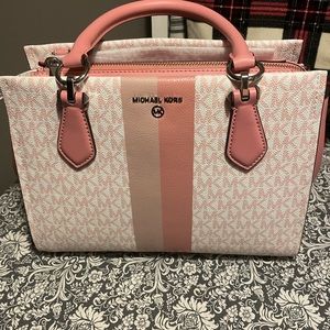 Micheal Kors BRAND NEW with tag purse